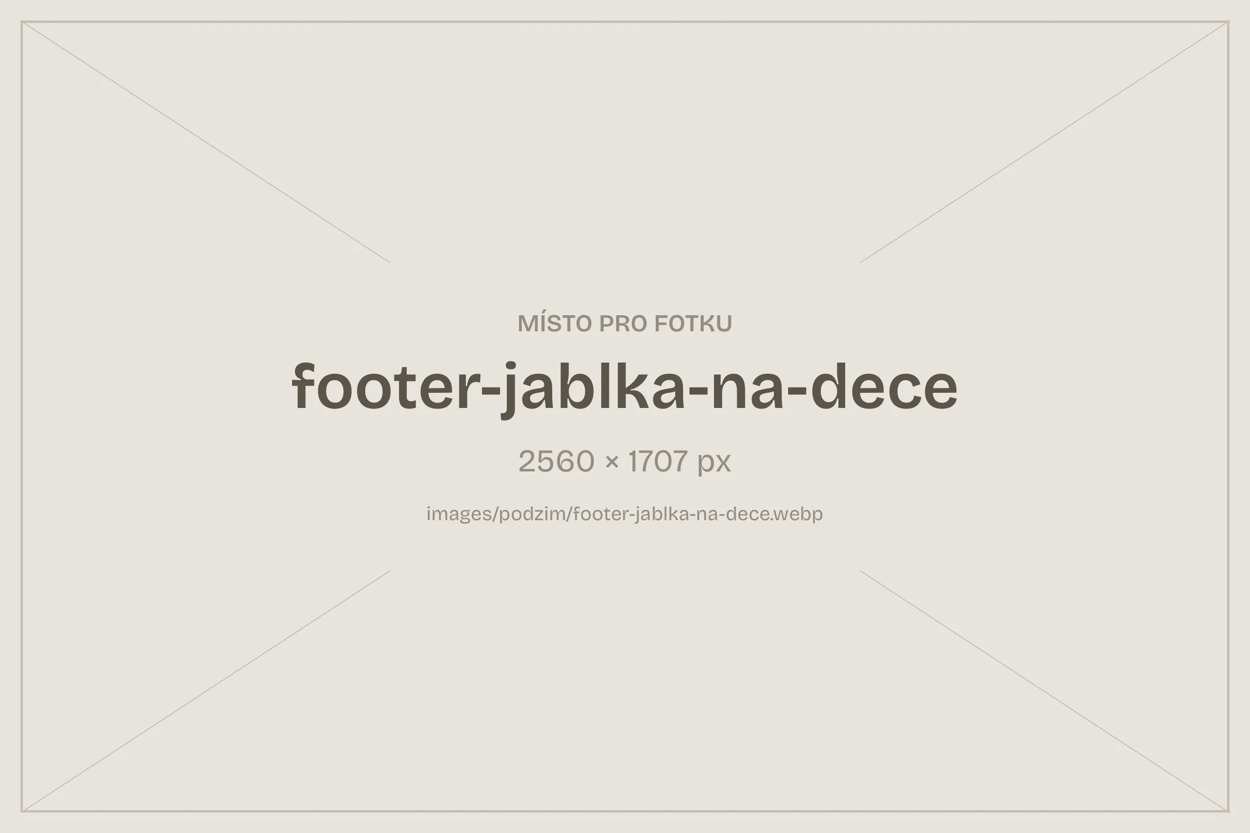 Červená jablka položená na krémové dece