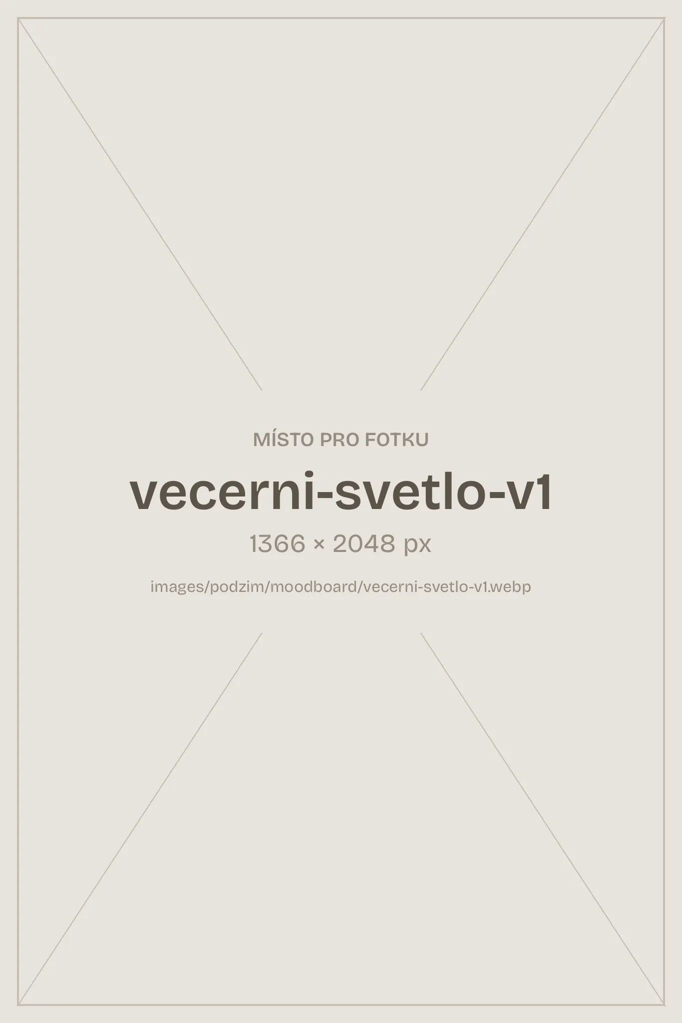 Žena v bílých šatech podává směrem k fotoaparátu červené jablko